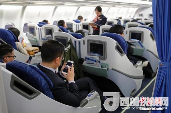 在東航MU5137航班上，旅客全程在飛行模式下可以使用手機。殷立勤 攝
