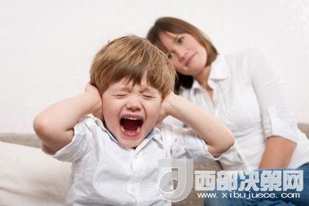 這時(shí)孩子可能會(huì)一直哭，甚至觀察父母的反應(yīng)。父母這時(shí)候可以讓他哭，哭累了自然就會(huì)停下，要讓孩子明白“鬧起來(lái)沒(méi)道理我不會(huì)心疼你”。