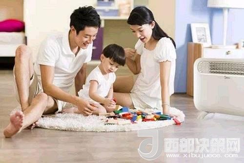 兒童時(shí)期，孩子好奇心強(qiáng)，喜歡“打破砂鍋問(wèn)到底”、“探究性拆東西”、“自言自語(yǔ)做游戲”。這些聽(tīng)似好笑，看似頑皮的言行舉止，恰恰就是孩子創(chuàng)造火花的閃現(xiàn)。心理學(xué)家鄧斯克認(rèn)為，小孩子在游戲中的“假裝”會(huì)大大促進(jìn)他們的發(fā)散思維。