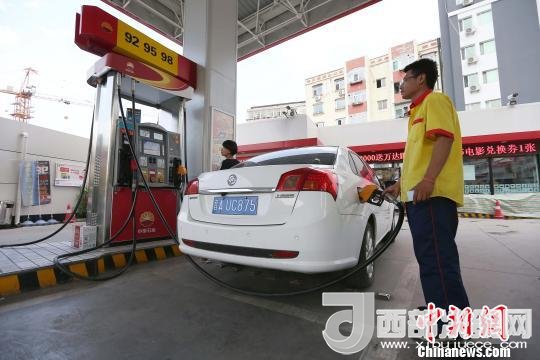 資料圖：山西太原，加油站工作人員正在給車(chē)輛加油?！?jiān)?攝