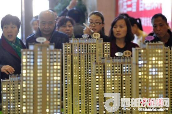 資料圖：民眾選購商品房。 <a target='_blank' >中新社</a>記者 韋亮 攝
