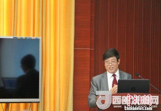 圖為中南大學教授歐陽友權在現(xiàn)場作了題為“我國文化產業(yè)發(fā)展的三大拐點與高校的責任”報告。　趙曉 攝