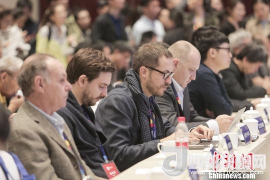 河北工業(yè)設(shè)計創(chuàng)新中心(以下簡稱HIDC)啟動儀式暨“設(shè)計促轉(zhuǎn)型·創(chuàng)新贏未來”國際工業(yè)設(shè)計工作坊26日在河北省省會石家莊市舉行。圖為與會各國設(shè)計師?！⌒ば?攝