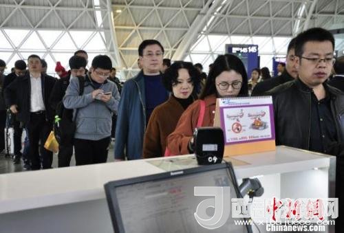 圖為旅客等待進(jìn)入客艙?！慰∶?攝