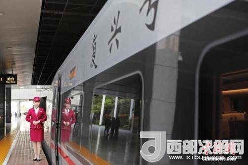 資料圖：4月10日，列車員在“復(fù)興號(hào)”列車旁迎接旅客的到來。 <a target='_blank'  data-cke-saved- >中新社</a>記者 殷立勤 攝