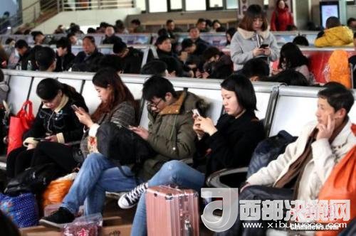 資料圖：移動(dòng)互聯(lián)網(wǎng)時(shí)代，旅客都拿著手機(jī)打發(fā)時(shí)間。<a target='_blank' >中新社</a>記者 王中舉 攝