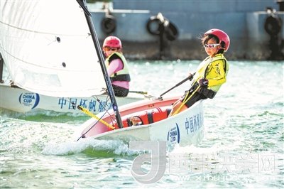 青島市北區(qū)立新小學(xué)學(xué)生參加2017年中國(guó)杯青少年帆船OP項(xiàng)目比賽。孫軍/攝