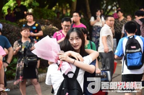資料圖：一名家屬擁抱走出考場的考生。 王以照 攝