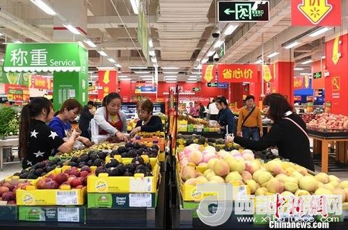 資料圖：民眾在超市選購水果。<a target='_blank'  data-cke-saved- >中新社</a>記者 俞靖 攝