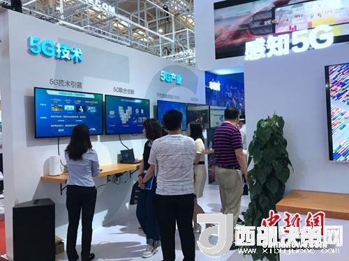 資料圖：普通消費者在參觀5G技術展示。<a target='_blank'  data-cke-saved-  >中新網</a> 吳濤 攝