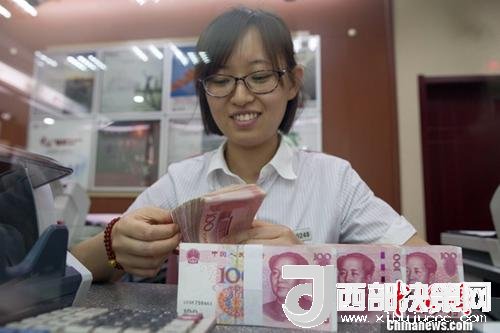 7月5日，山西太原一銀行工作人員正在清點貨幣。人民幣對美元匯率中間價在經(jīng)歷了過去11個交易中的10次下調(diào)后終于迎來大漲。5日，中國外匯交易中心公布人民幣對美元匯率中間價報6.6180，較前一交易日大幅上調(diào)415個基點，創(chuàng)下自2017年10月11日以來的最大升幅。<a target='_blank' >中新社</a>記者 張云 攝