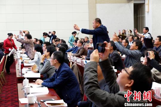 圖為與會嘉賓認真聽取專家演講?！±铍h 攝