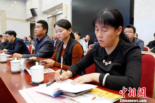圖為與會嘉賓聆聽專家演講?！±铍h 攝