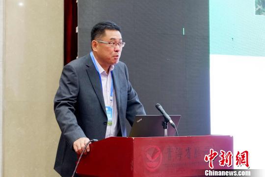 圖為青海省農(nóng)林科學院副院長、國家大麥青稞產(chǎn)業(yè)技術體系崗位科學家遲德釗正在發(fā)言?！±铍h 攝
