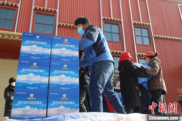 西藏當(dāng)雄給湖北荊州送去冰川礦泉水、牦牛肉等物資