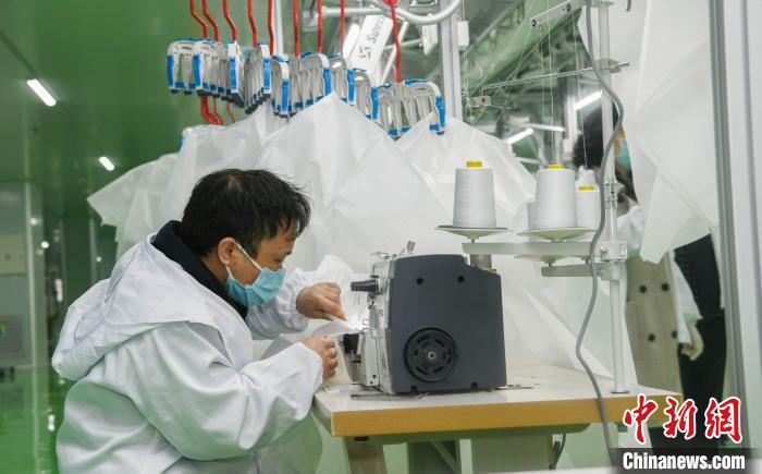 工人生產(chǎn)防護(hù)服，保障抗疫物資供應(yīng)。廣安市委宣傳部供圖