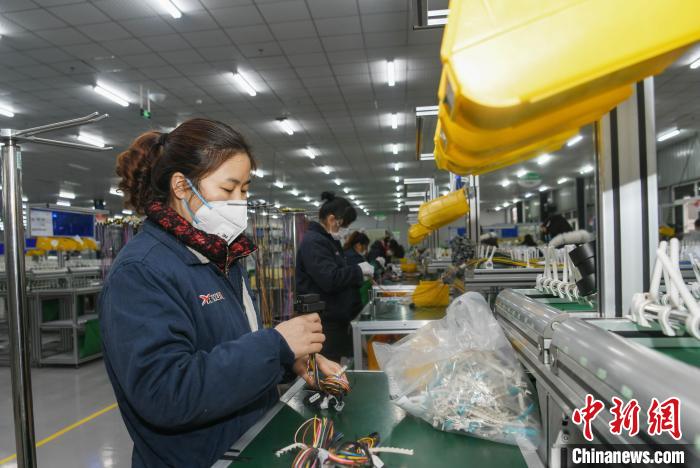 工人戴著口罩搶抓生產(chǎn)。　康建林 攝