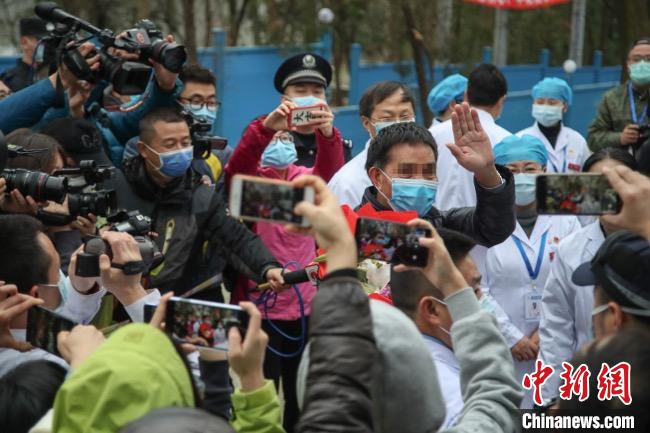 圖為貴州省最后一名新冠肺炎確診患者從貴州省將軍山醫(yī)院出院，患者與眾人揮手告別。　瞿宏倫 攝