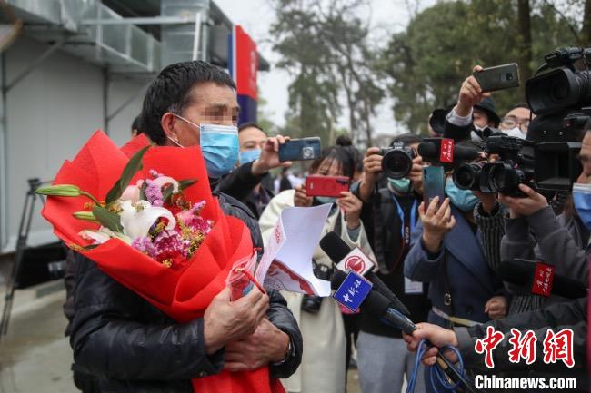 圖為貴州省最后一名新冠肺炎確診患者從貴州省將軍山醫(yī)院出院，患者接受媒體采訪?！■暮陚?攝