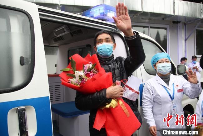 圖為貴州省最后一名新冠肺炎確診患者從貴州省將軍山醫(yī)院出院，患者與眾人揮手告別?！■暮陚?攝