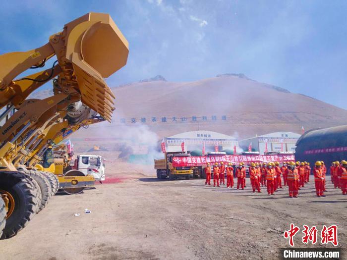備受國內(nèi)外關(guān)注的G0711線烏魯木齊至尉犁高速公路建設(shè)項目天山勝利隧道復(fù)工“進(jìn)行時”?！￡悇︼w 攝