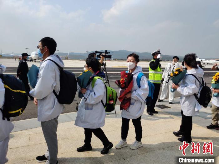 圖為交警向醫(yī)療隊敬禮?！№n帥南 攝