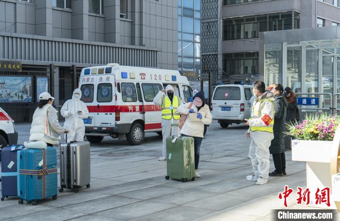 圖為呼和浩特車站“外防輸入”?！∠牧?攝