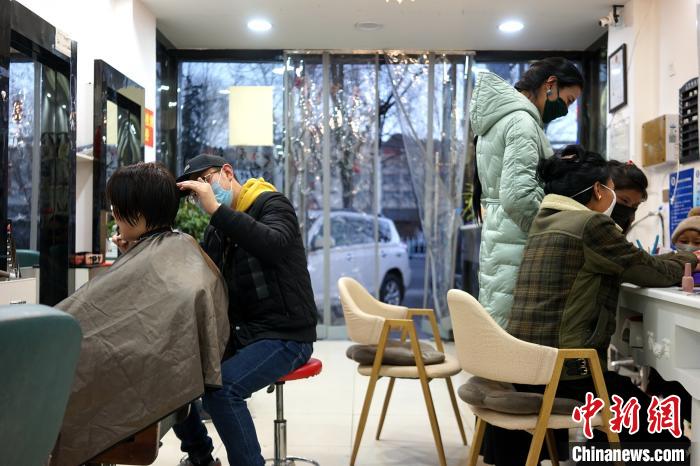 拉薩市民在一美發(fā)店理發(fā)、美甲。　江飛波 攝
