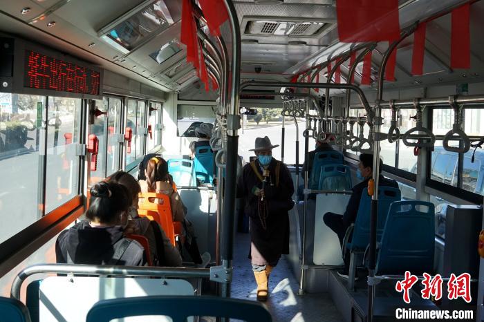 拉薩市民生活如常，圖為民眾戴口罩乘坐公交車?！〗w波 攝