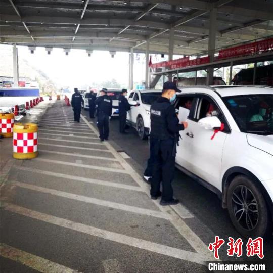 圖為云南一邊境檢查站防控疫情同時嚴防境外毒品滲透。　云南省公安廳供圖 攝
