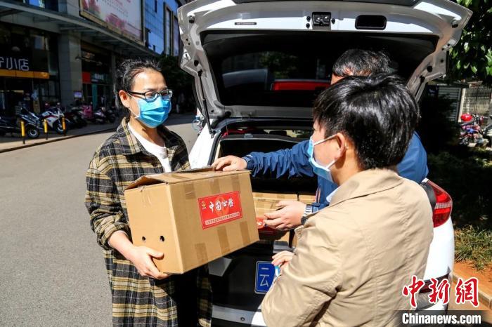 圖為昆明支援湖北醫(yī)護(hù)人員家庭收到“暖心蔬菜”。云南省委統(tǒng)戰(zhàn)部供圖