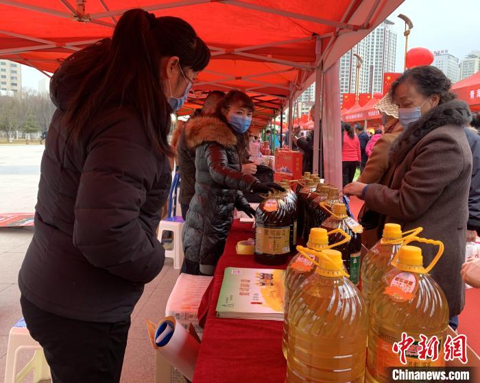 圖為市民們正在采購商品?！O睿 攝