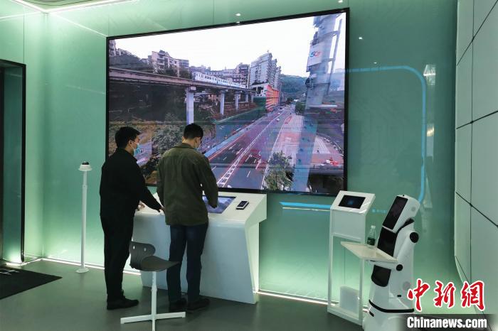 圖為重慶聯(lián)通工作人員在禮嘉智慧公園·5G體驗館調(diào)試5G+VR360度全景直播。兩江產(chǎn)業(yè)集團 供圖