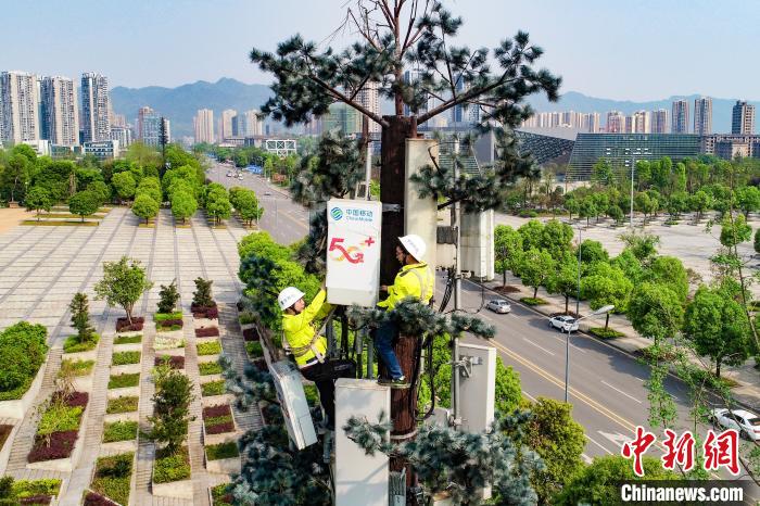 圖為重慶移動工作人員正在安裝5G基站。重慶移動 供圖