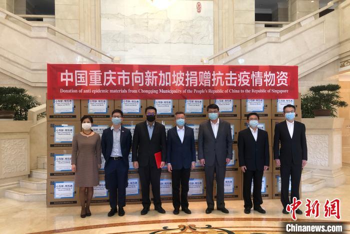 圖為捐贈方與接收方代表合影留念?！⑾嗔?攝