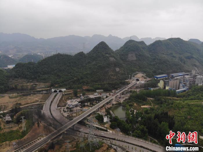 貴州省首條城際高速鐵路——安六鐵路開始聯(lián)調(diào)聯(lián)試。中國鐵路成都局集團(tuán)公司供圖