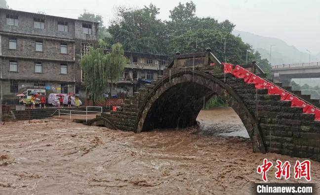 圖為不斷上漲的河水?！≈貞c萬州區(qū)委宣傳部供圖 攝