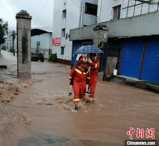 圖為消防救援人員營(yíng)救被困民眾。　重慶萬州區(qū)委宣傳部供圖 攝