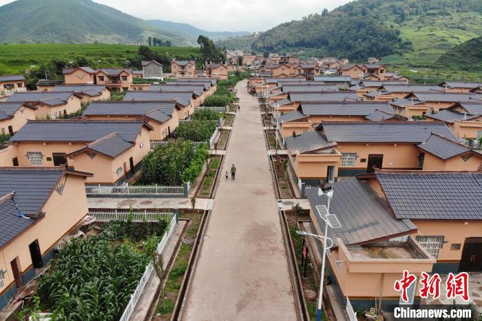 平坦的水泥路從村民居住區(qū)穿過。　張浪 攝