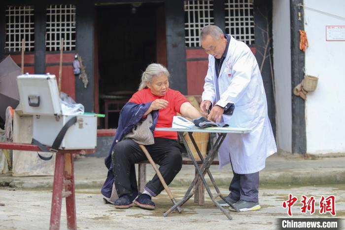 資料圖，貴州村醫(yī)給村民看病?！■暮陚?攝