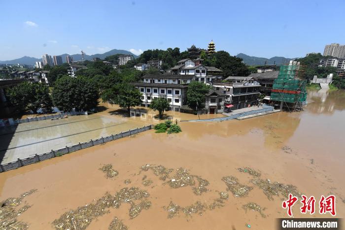 圖為7月27日，嘉陵江重慶段水位持續(xù)上漲，千年古鎮(zhèn)磁器口低洼段已被洪水淹沒(méi)?！￡惓?攝