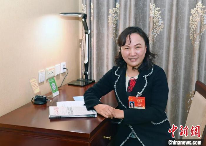 全國人大代表，浙江省臺州市椒江區(qū)大陳實(shí)驗(yàn)學(xué)校校長、黨支部書記翁麗芬 蔡榮章 攝