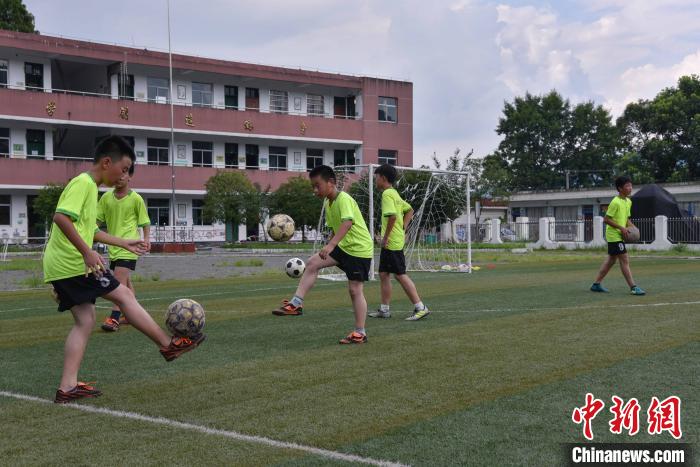 人大代表呼吁篩查防控青少年頸椎、脊柱等健康問題