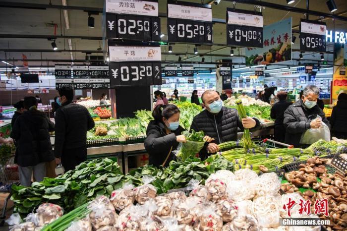 資料圖：民眾在超市采購商品。<a target='_blank'  data-cke-saved- >中新社</a>記者 侯宇 攝