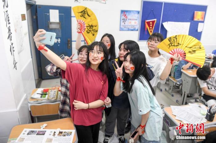 資料圖：6月6日，2021年高考前夕，湖南長沙同升湖實驗學(xué)校高三年級，考生們在教室內(nèi)合影。 楊華峰 攝