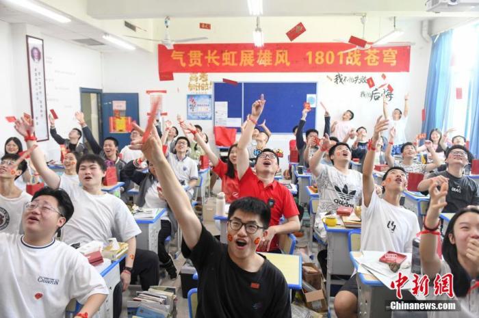 資料圖：6月6日，湖南長沙同升湖實驗學(xué)校教師與考生拋起紅包迎接高考。 楊華峰 攝