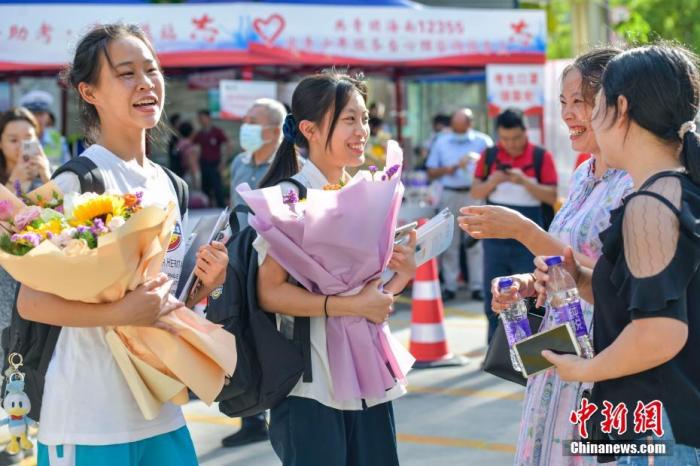 資料圖：6月10日，海南省?？谑泻Ｄ现袑W(xué)考點(diǎn)外，家長(zhǎng)為剛剛走出考場(chǎng)的考生送上鮮花。當(dāng)日，海南省2021年高考結(jié)束 。 <a target='_blank'  data-cke-saved- ><p  align=