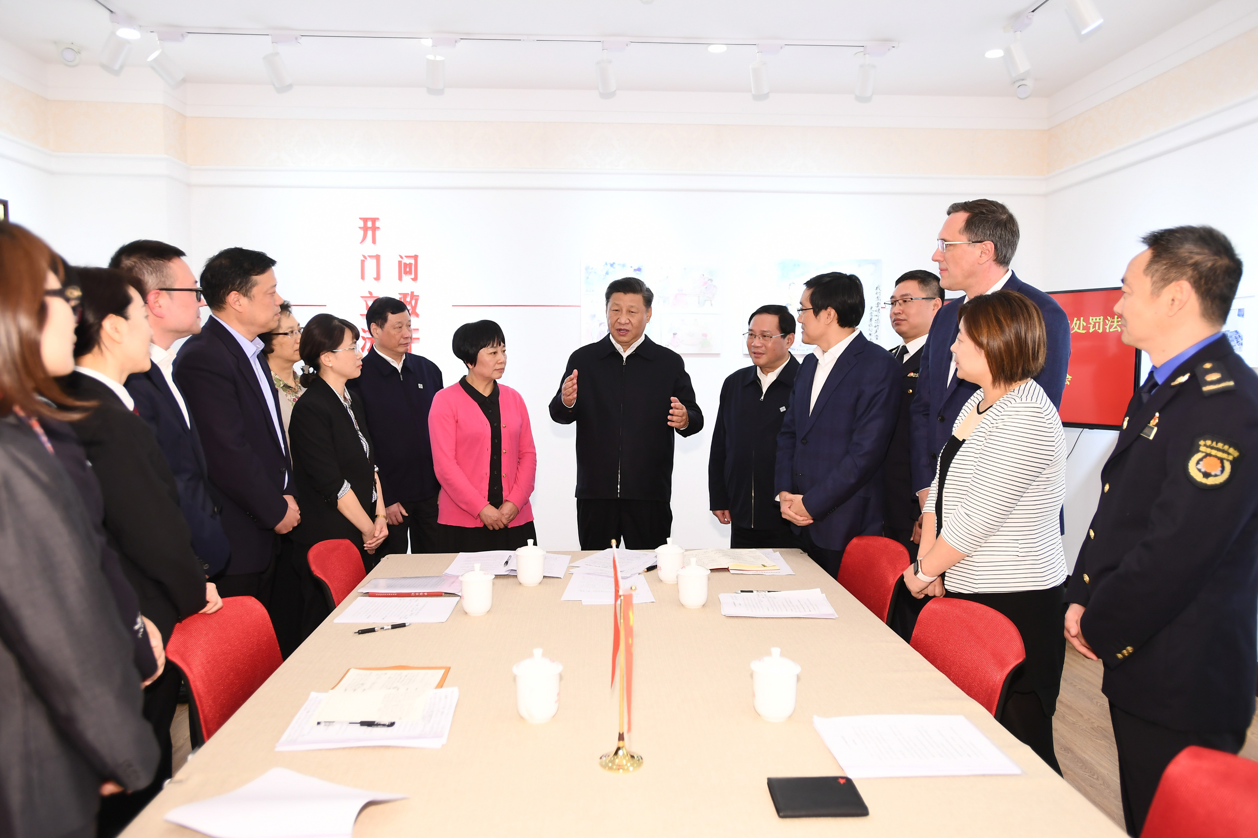 2019年11月2日，習(xí)近平總書記在上海長寧區(qū)虹橋街道古北市民中心，同正在參加立法意見征詢的社區(qū)居民代表親切交流。